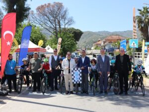 Aydın’da düzenlenen Okul Sporları Bisiklet İl Birinciliği yarışması, Koçarlı-İncirliova Karayolu’nda