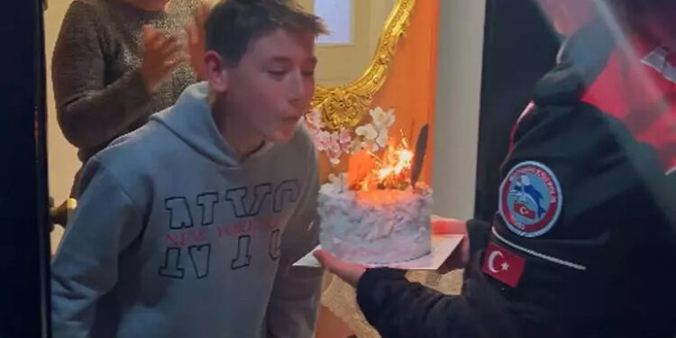 Aydın polisinden anlamlı doğum günü sürprizi