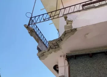 Balkon çöktü, baba ve engelli oğlu yaralandı