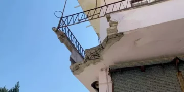 Balkon çöktü, baba ve engelli oğlu yaralandı