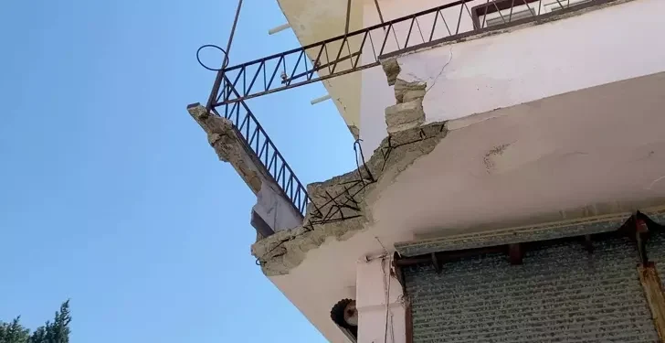 Balkon çöktü, baba ve engelli oğlu yaralandı