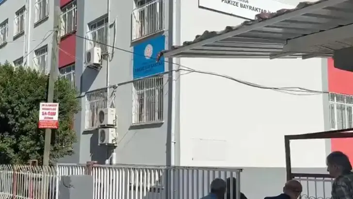 7 yaşındaki öğrencinin çantasından tabanca çıktı Mersin'de bir ilkokulda 1. sınıf öğrencisinin çantasında tabanca bulundu. Olayla