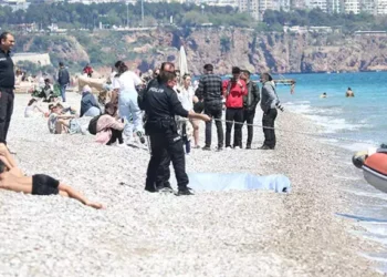 Elbiseleriyle girdiği denizde boğuldu