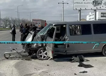 Minibüs, TIR'a çarptı: 1 ölü, 5 yaralı