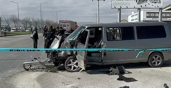 Minibüs, TIR'a çarptı: 1 ölü, 5 yaralı