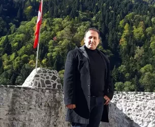 Kestiği ağacın altında kalan muhtar öldü