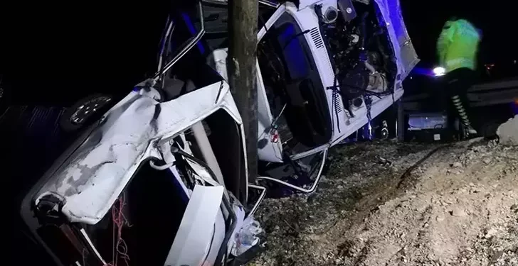 Otomobil direğe çarptığı kazada Zeydanur öldü