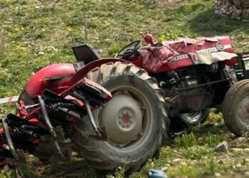 Devrilen traktörün altında kaldı