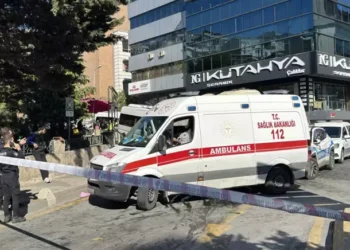 Minibüs yayaların arasına daldı