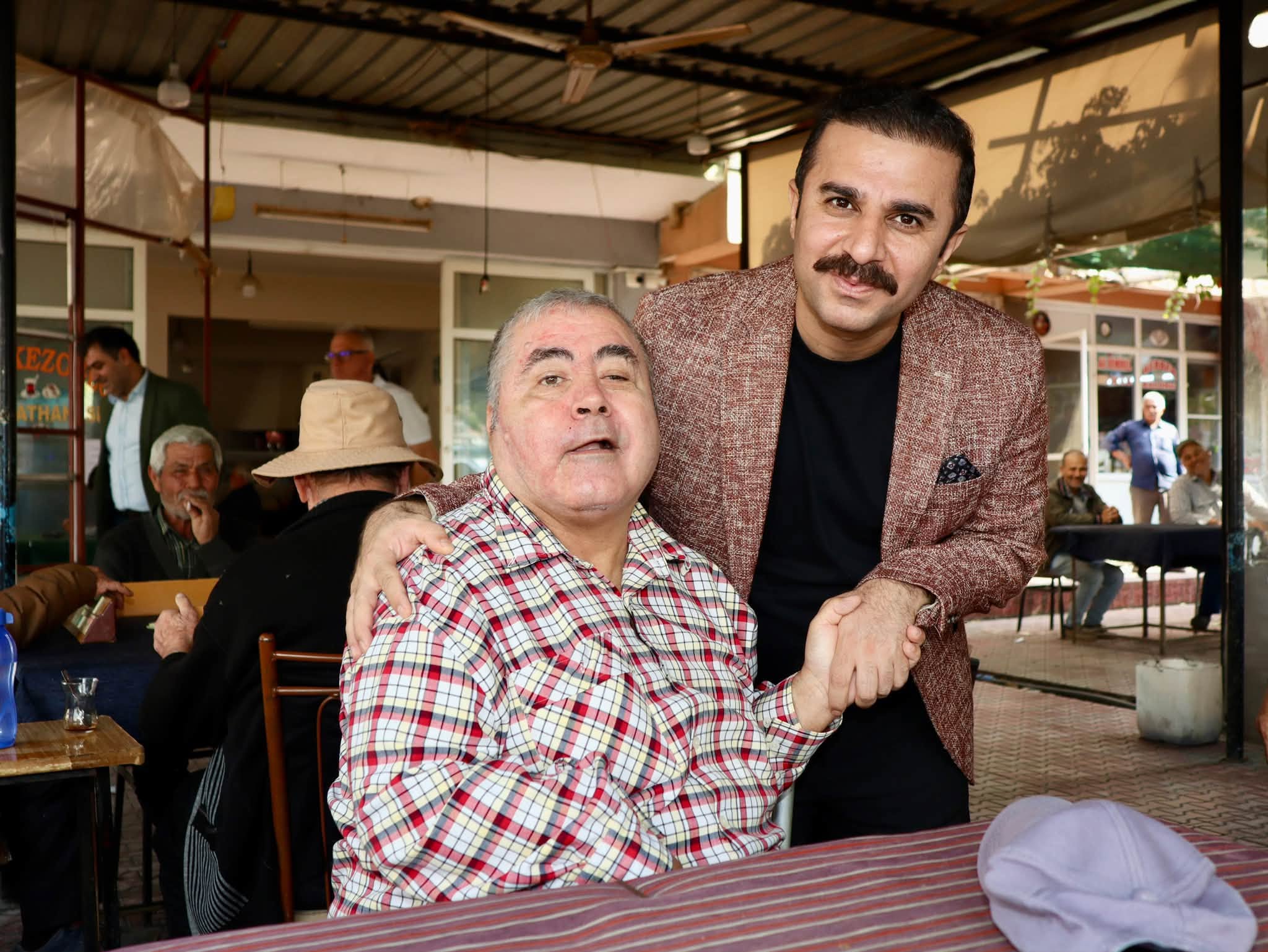 Aydın’ın Koçarlı ilçesinde Kaymakam Ramazan Taşkın, vatandaşlarla bir araya gelmeye