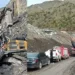 Üzerine kaya parçası düşen kepçenin operatörü öldü