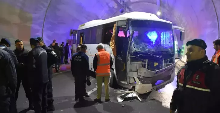 Yolcu midibüsü tünelde TIR'a çarptı: 14 yaralı