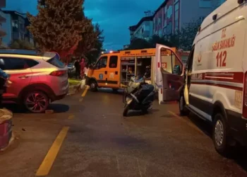 Otomobilin altında kalan motosiklet sürücüsü öldü