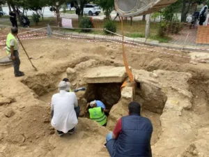 Aydın‘ın Efeler ilçesinde, Büyükşehir Belediyesi’nin yol yenileme çalışması sırasında bulanan