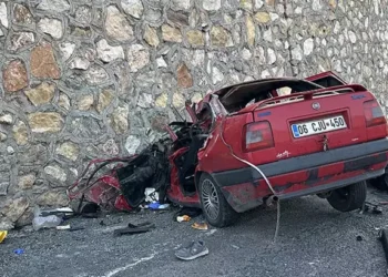 Kamyonet ile otomobil çarpıştı: 2 ölü, 1 yaralı