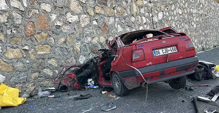 Kamyonet ile otomobil çarpıştı: 2 ölü, 1 yaralı