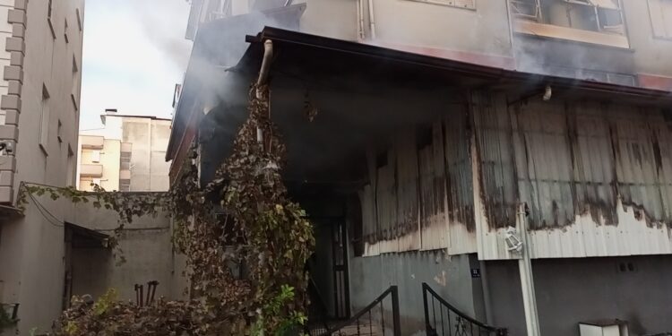 Nazilli’de klinikte yangın 4 kişi dumandan etkilendi