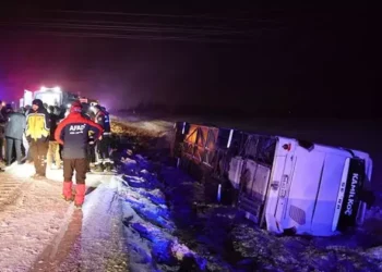 Yolcu otobüsü devrildi: 20 yaralı