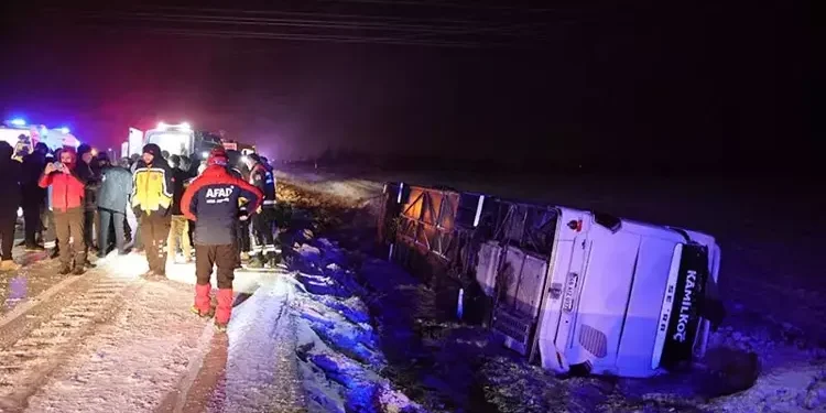 Yolcu otobüsü devrildi: 20 yaralı