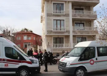 Oğlunu odayı kilitledi, eşini öldürüp intihar etti