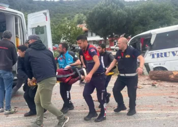 Araçlar birbirine girdiği kazada 6 ölü, çok sayıda yaralı var