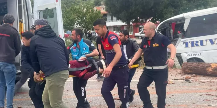 Araçlar birbirine girdiği kazada 6 ölü, çok sayıda yaralı var