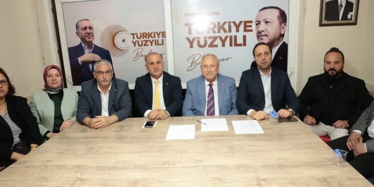 AK Parti İncirliova’da ilk toplantıda güç gösterisi (3)