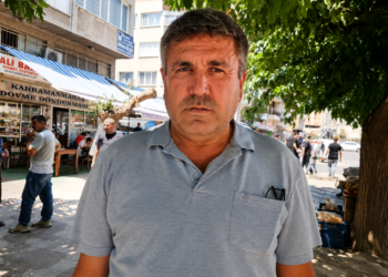 AK Parti'ye geçen muhtar hizmetin engellendiğini iddia etti