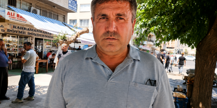 AK Parti'ye geçen muhtar hizmetin engellendiğini iddia etti