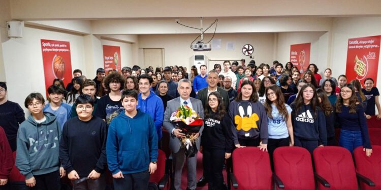 Kaymakam Abay, öğrencilerle deneyimlerini paylaştı