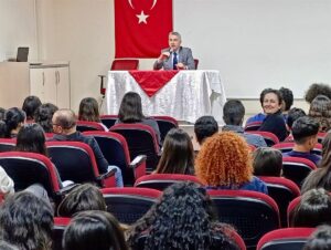 Kaymakam Abay, öğrencilerle deneyimlerini paylaştı Kaymakam Abay, öğrencilerle deneyimlerini paylaştı