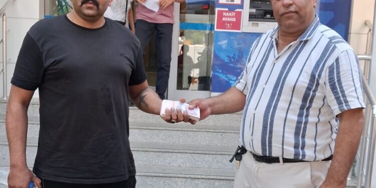Acarlar'da örnek davranış 40 bin lira sahibine teslim edildi