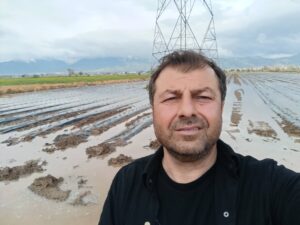 Aydın’ın İncirliova ilçesinde etkili olan sağanak yağış, tarım arazilerinde büyük
