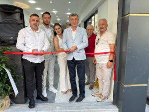 Açılışını yaptığı berberin ilk müşterisi oldu (2)