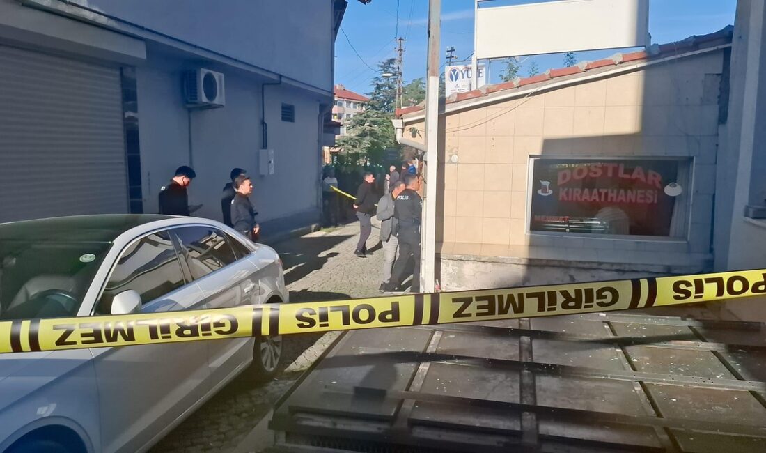 Ailesini görmek için gelmişti, kurşunların hedefi oldu Konya'nın Akşehir ilçesinde husumetli olduğu kişinin kahvehanesine av tüfeğiyle gelen