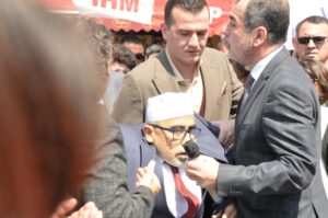 Aydın’da MHP Alpaslan Türkeş’in ölüm yıldönümü nedeniyle lokma hayrı yaptı.