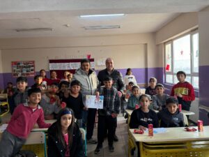 Altay, öğrencilerin karne sevincine ortak oldu