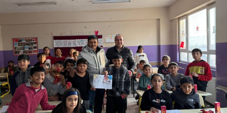 Altay, öğrencilerin karne sevincine ortak oldu