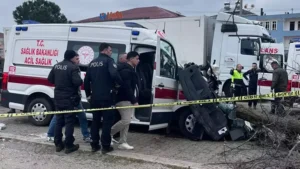 Samsun’un Çarşamba ilçesinde vakaya giden ambulans ile fındık yüklü kamyon