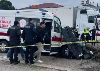 Ambulans ile kamyon çarpıştı 1 ölü, 3 yaralı