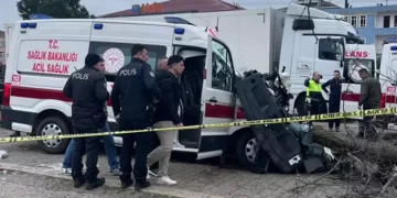 Ambulans ile kamyon çarpıştı 1 ölü, 3 yaralı