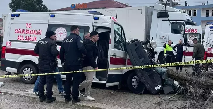Ambulans ile kamyon çarpıştı 1 ölü, 3 yaralı