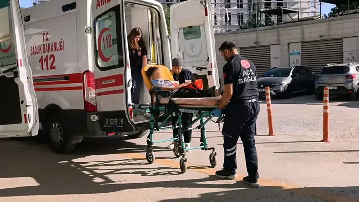 Anahtarı içeride unutan aile, kızlarını hastanelik etti Bursa’nın İnegöl ilçesinde ailesinin anahtarı içeride unutması sonucu Nida E. (11), eve