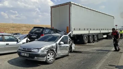Afyonkarahisar'da anız yangını sırasında oluşan yoğun duman, zincirleme kazaya neden