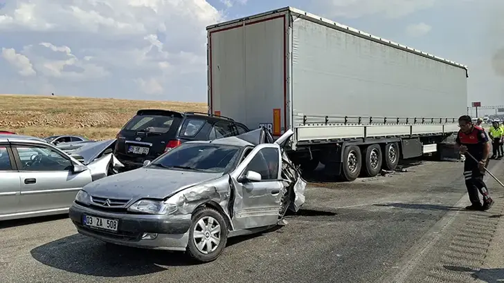 Aniz yangininin dumani yolu kapladi 13 arac birbirine girdi Aniz yangininin dumani yolu kapladi 13 arac birbirine girdi