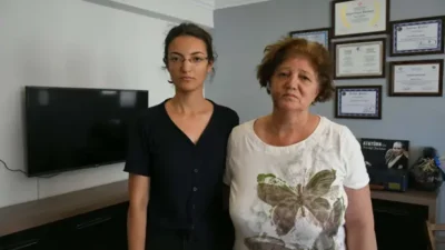 Aydın’ın Kuşadası ilçesinde, Songül Erbek (62) ile kızı Meryem (30)