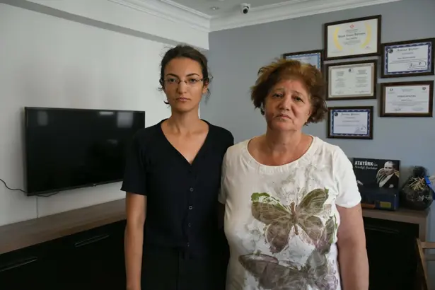 Anne ile 2 cocugunu dovup bicaklayan baba ve oglu tutuklandi Anne ile 2 cocugunu dovup bicaklayan baba ve oglu tutuklandi