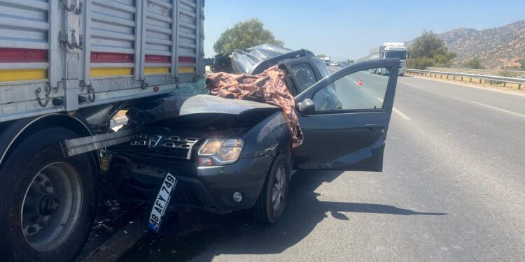 Arızalanan TIR’a arkadan çarpan otomobil sürücüsü yaralandı (1)