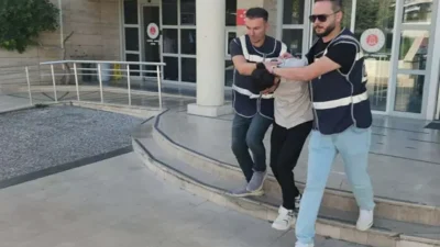 Atatürk büstünü çalan şüpheli tutuklandı Muğla'nın Menteşe ilçesinde bir ilkokulun bahçesindeki Atatürk büstünü yerinden söküp,