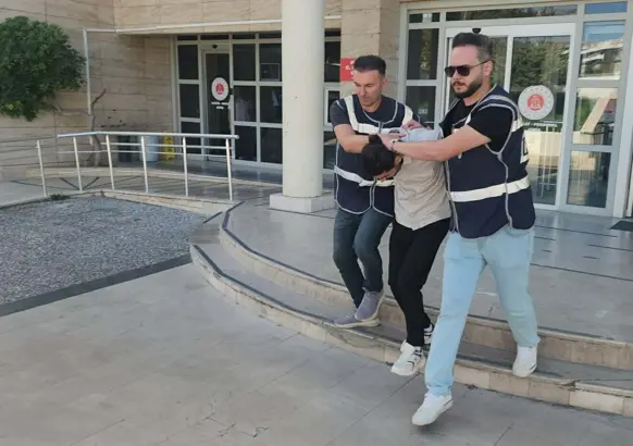Atatürk büstünü çalan şüpheli tutuklandı Muğla'nın Menteşe ilçesinde bir ilkokulun bahçesindeki Atatürk büstünü yerinden söküp,